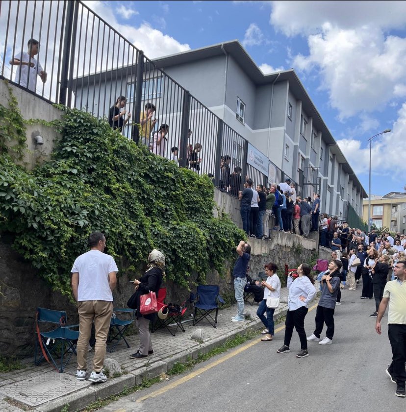 Yıllardır söylüyorum, yine söyleyeyim. LGS’nin şu anki sistemi son derece yanlış. Arada mola verilen sınav mı olur? Sınav dediğin tek oturumda gerçekleşir. Yarı açık cezaevi uygulamasını andıran bu sistemden ivedilikle vazgeçilmelidir. #lgs2025 #lgs