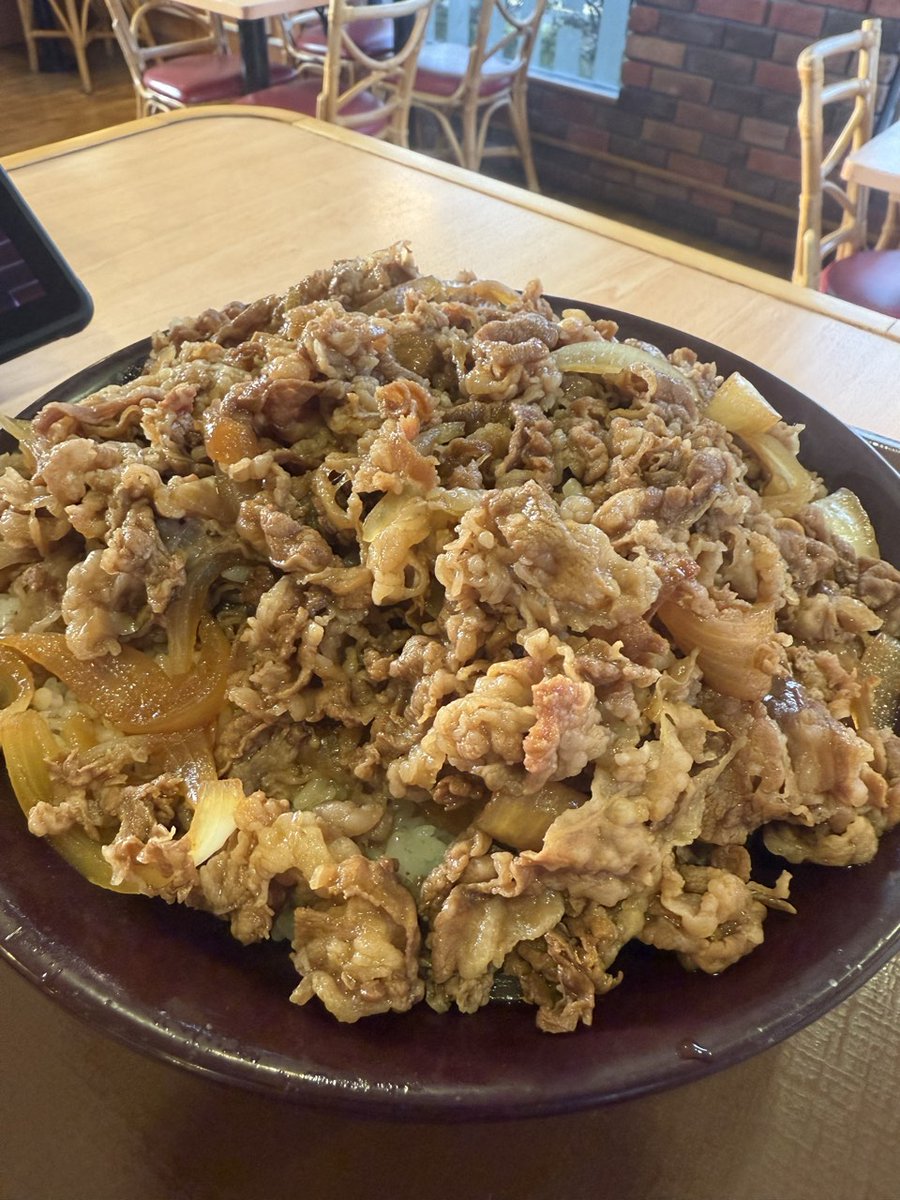 こんばんは、Dナム昭栄店のいっしーです😄

すき家で『キング牛丼』へ挑戦(笑)

なんと牛肉が５１０ｇ、ご飯が６２５ｇの合計１１３５ｇ‼️
カロリーは、約２３００キロカロリーもあるそうです…

息子は食べてましたけど、私に絶対無理😭　量が多過ぎます。
みなさん食べれます？

#ダイナム
#すき家