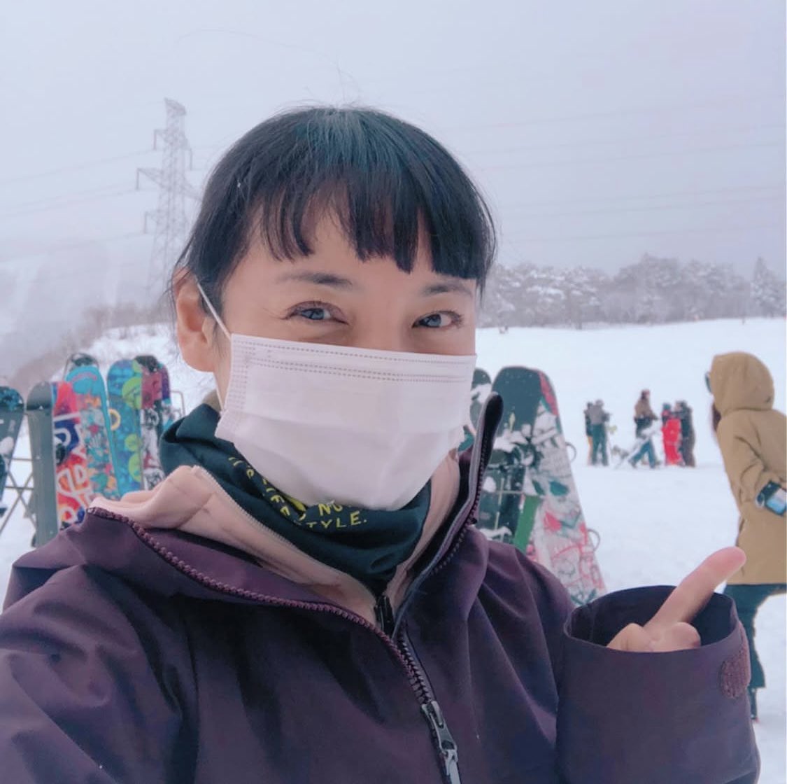 mika_yasuda's tweet photo. #石井スポーツカスタムフェア 🎿
ご来場ありがとうございました！

#石水克友 選手と、トークショーで4年ぶりにお会いしまして…

共演させて頂いた『#雪旅』を見返しております🎬

安田は騒がしい奥さん役ですw
ぜひご覧下さい♪

【雪旅2021 #SnowMAP 飛騨高山編】
https://t.co/qvZ01gd4XM https://t.co/UMuujoVHoF