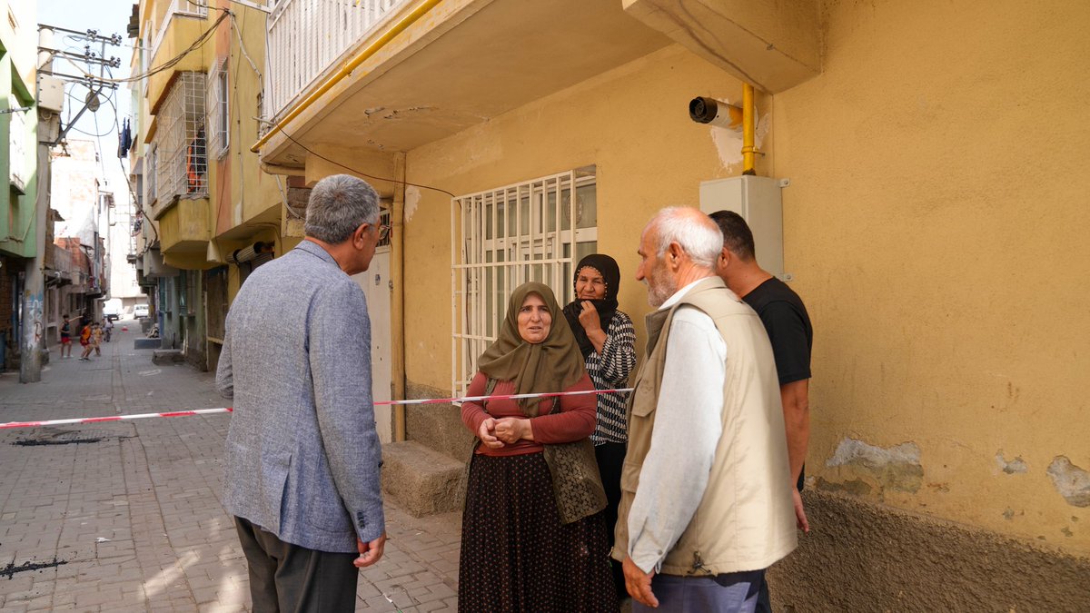 📌Eş Başkanımız Çelik asfalt çalışmasını inceledi, esnafı ziyaret etti

Eş Başkanımız Siraç Çelik, meclis üyelerimizle birlikte Şeyh Şamil Mahallesi Barış Caddesi’nde ekiplerin sürdürdüğü asfalt çalışamarını yerinde inceledi. Çalışma hakkında bilgi alan Çelik, cadde esnafını da