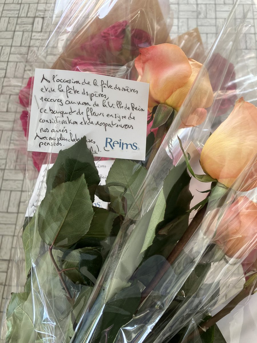 VincVerstraete's tweet photo. Au nom d'@ArnaudRobinet 
Distribution des roses à nos ainés pour célébrer la fête des Mères et de la fête des Pères.
#ARFO-BETHENY

Toujours le même plaisir d'échanger autour d'un verre. 

L’occasion de remercier les équipes de l'#ARFO pour leur dévouement.

@VilledeReims https://t.co/Mw7ec0Ov0z