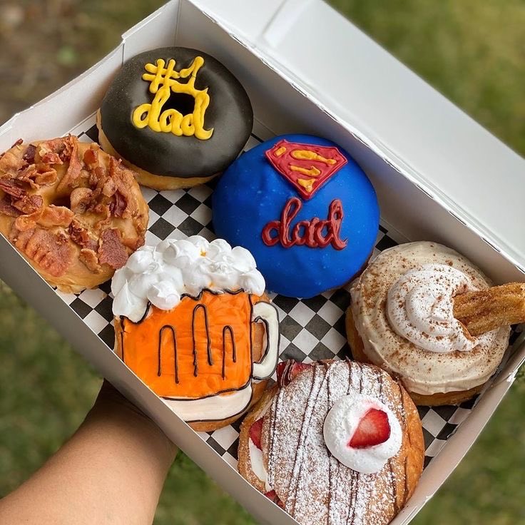 carolcoppie's tweet photo. Good Sunday morning! It’s Father’s Day and it’s time to make the Donuts! ☕️🍩⚾️👔 https://t.co/U0VENe4qZP