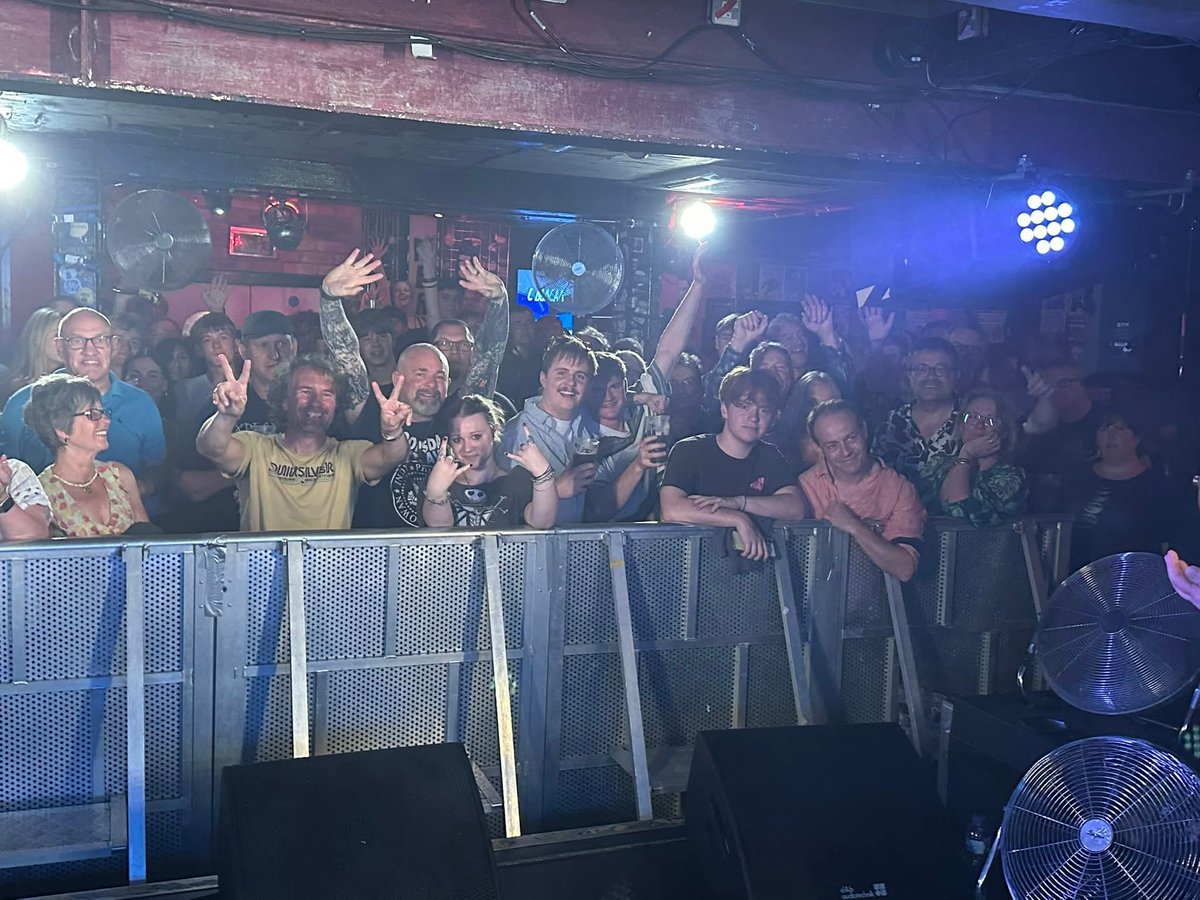 thesmithsltd's tweet image. Boileroom you lived up to your name, that was a scorcher. Thank you all for making our first trip to Guildford so memorable xx
@BOILEROOM