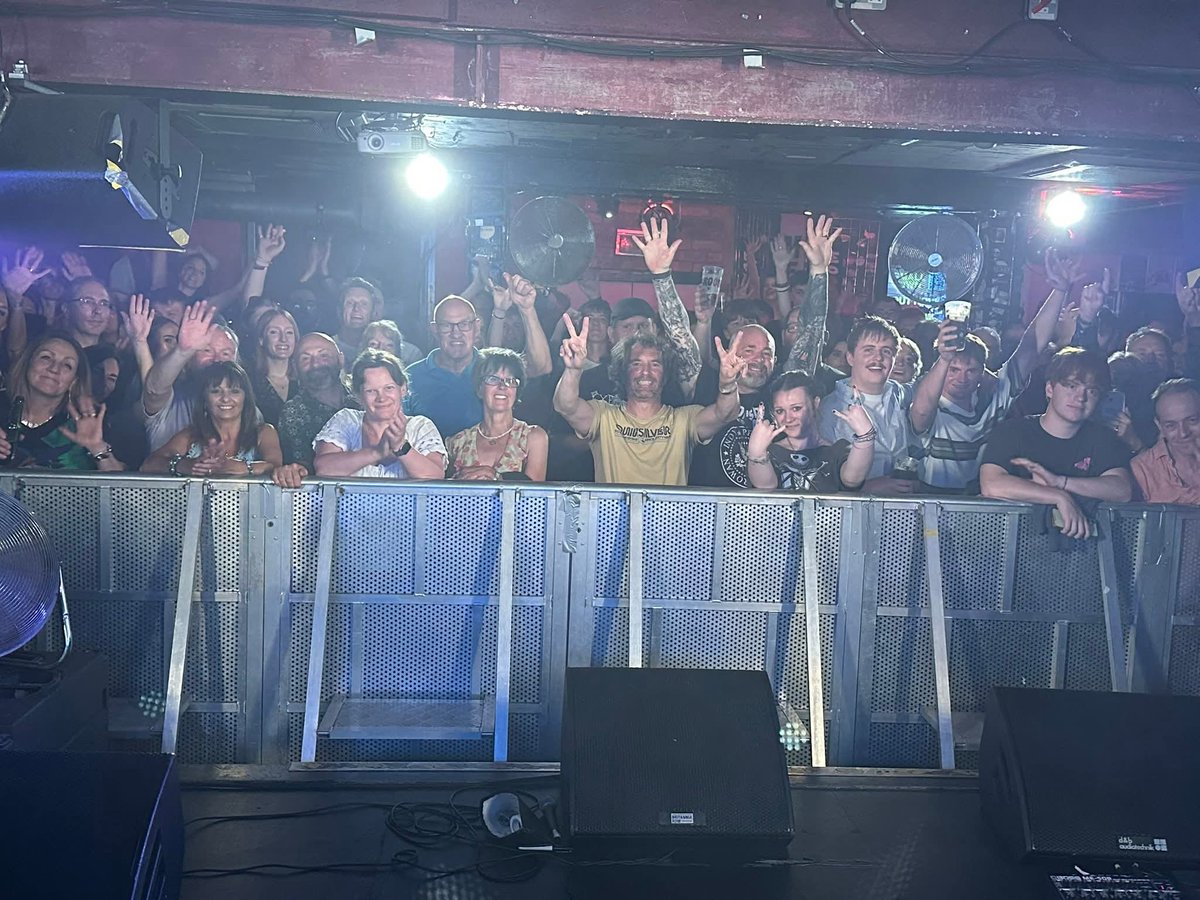 thesmithsltd's tweet image. Boileroom you lived up to your name, that was a scorcher. Thank you all for making our first trip to Guildford so memorable xx
@BOILEROOM