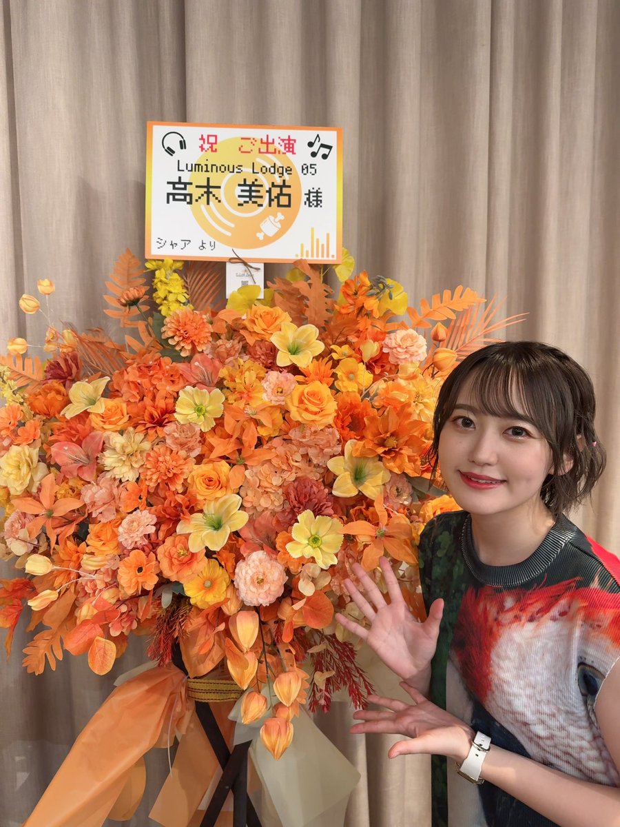 Yukgaejang98's tweet photo. 改めて！昨日は香港でのイベント
ありがとうございました〜〜！🇭🇰

香港でも、アニソンを通じてみんなと一緒に楽しい時間を過ごせて幸せでした🫶
素敵なお花まで本当にありがとうー！🥹

これからもいろいろな場所へ会いに行けるように、声優もDJも精進するぞ〜〜💪

再見啦！
#LL05 #アニレヴ https://t.co/fmACM4jmjE