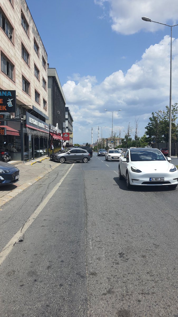 Bir restoranın müşterileri yolun bir şeridini yıllardır işgal ediyorsa ve buna belediye ses çıkaramıyorsa kesin bir akrabalık vardır. Araştırın lütfen <a href="/beylikduzubeltr/">Beylikdüzü Belediyesi</a> 
Bakalım kimin nesi bu insanlar.