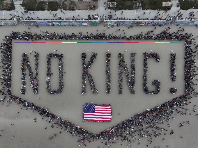 CharybdisAnd's tweet photo. @krassenstein We should compile the best of the #NoKings signs. Here is one of my favourites: https://t.co/1cGO9BQ1Wv