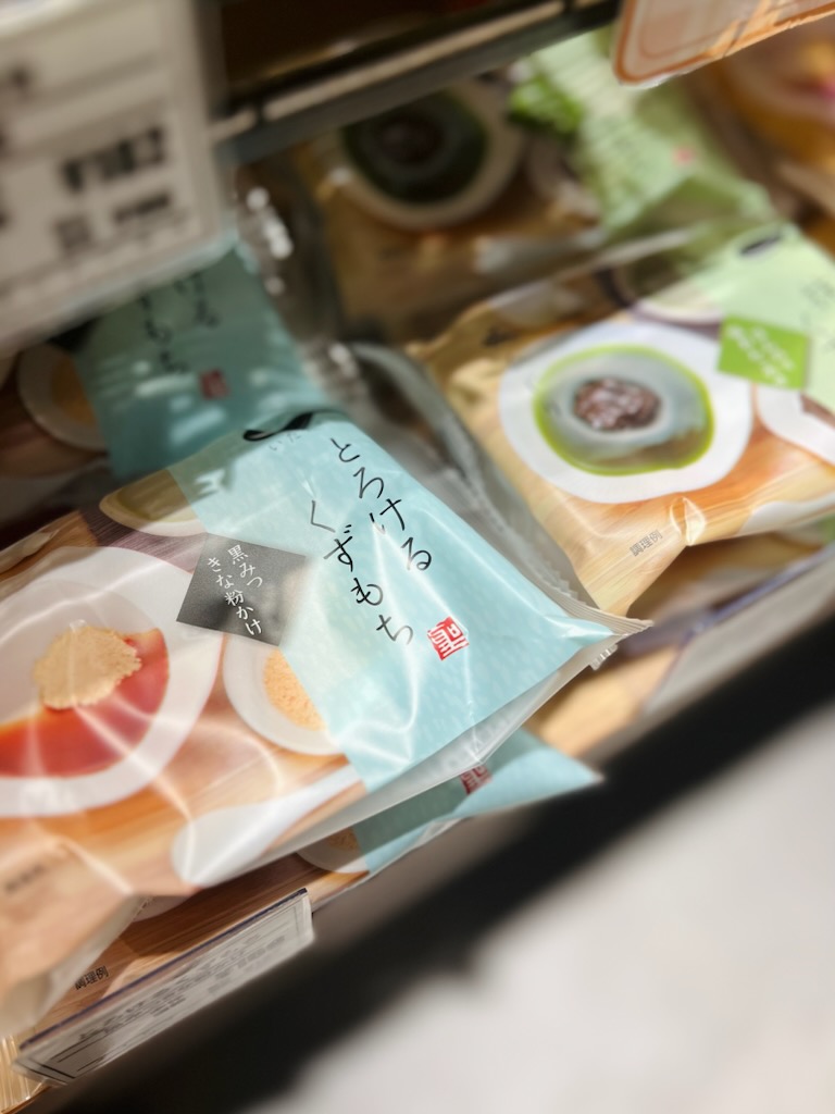 聖食品さんの“とろけるくずもち”シリーズが入荷しました✨プルプル＆とろとろなくず餅の食感がたまらないこの季節にぴったりなおやつです🎋お手土産にもピッタリですよ♪ #イオンモール豊川 3階 #メイドイントーカイ #くず餅