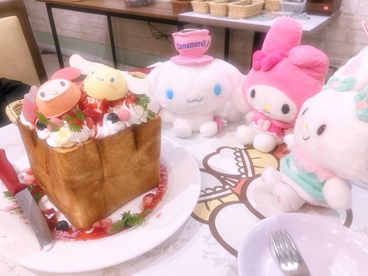 今日は高校時代の友達とサンリオのガーデンカフェにいってまいった！！！
めっちゃ楽しかったඉ  ඉ
ハニトー初めて食べたよ

これ食べたから今月もがんばれる！！💪