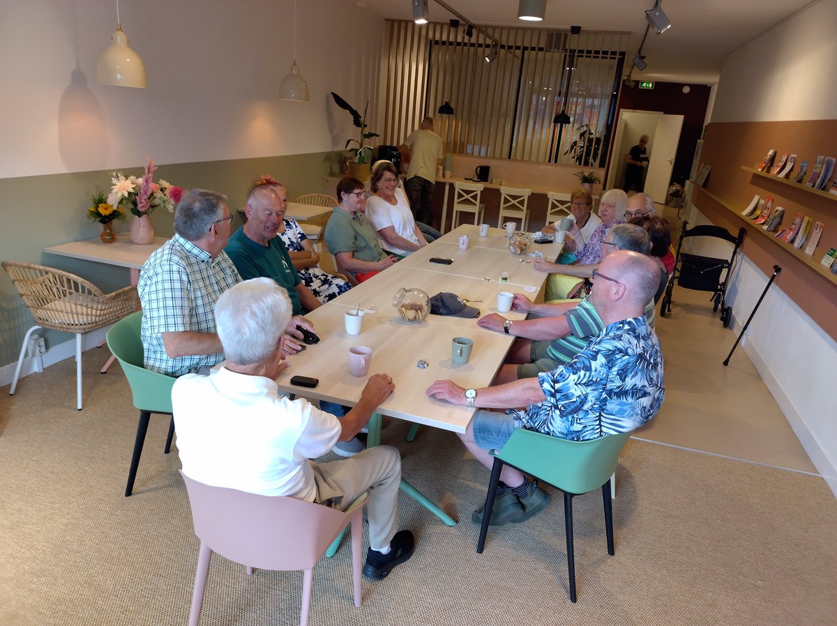 Mijn nieuwe werkplek! 🤗
Afgelopen donderdag opening <a href="/MENSdichtbij/">MENS</a> #InloopPunt #Ontmoeting #Informatie #Hessenweg #DeBilt <a href="/GemDeBilt/">Gemeente De Bilt</a> en vrijdag zijn we gelijk van start gegaan met goed bezochte koffie-inloop 
mensdichtbij.nl/thema/inlooppu…
(foto opening: Janny Smits, de andere door mij)