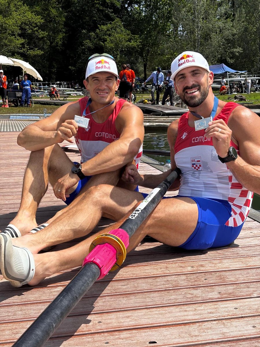 Novo postolje u veslanju! 🥳🚣‍♂️

Martin i Valent Sinković su na Svjetskom kupu u Vareseu upotpunili svoju bogatu kolekciju uspjeha te su oko vrata stavili 🥈. Čestitamo! 👏

U istoj finalnoj utrci dvojca, braća Patrik i Anton Lončarić kroz cilj su prošli kao četvrti. ❤️🤍
