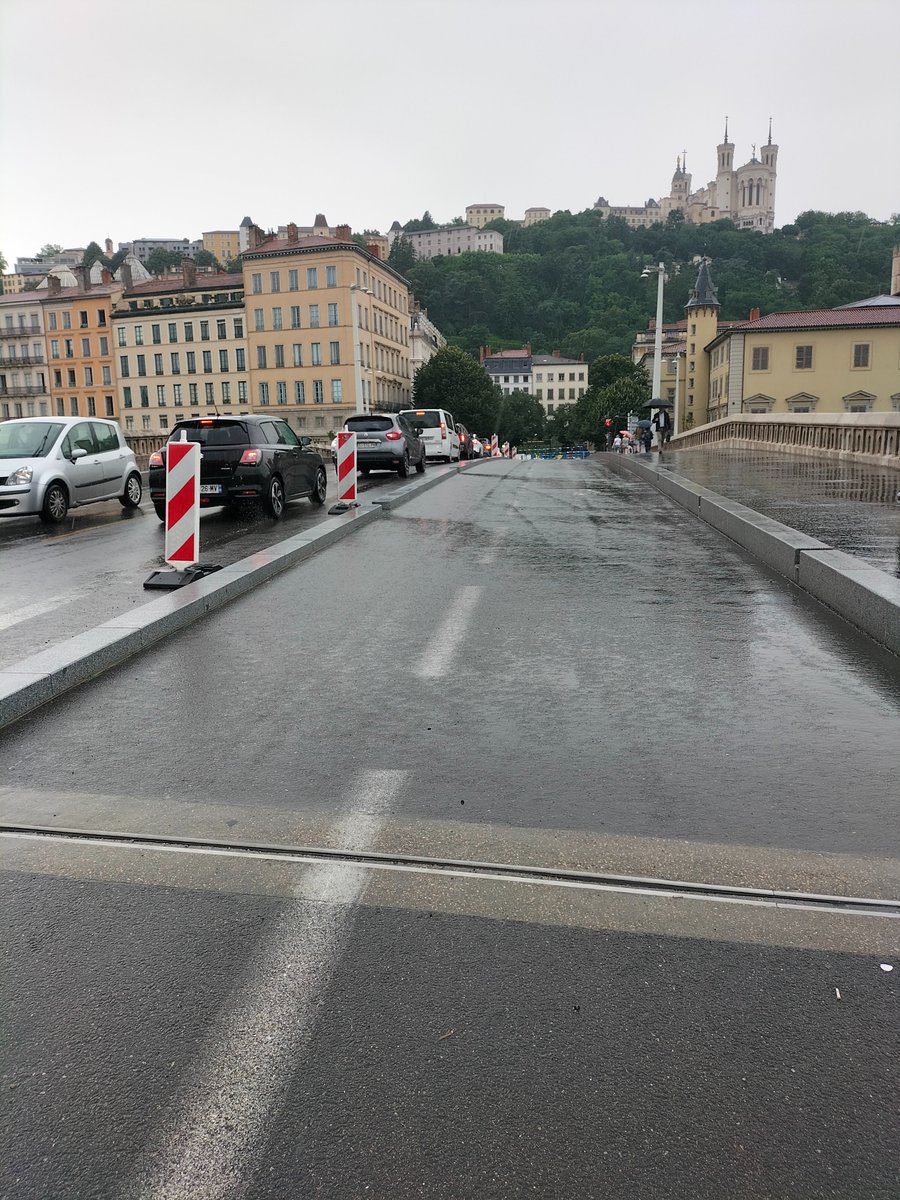 Où l'on finit par comprendre qu'ils voulaient en fait y faire passer des semi-remorques à pédales. C'est bon, cette fois, c'est assez large?