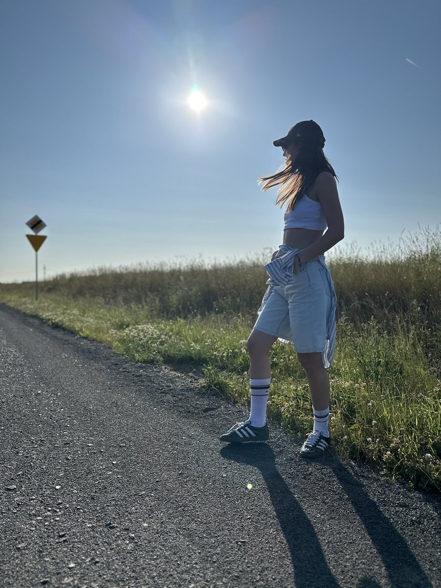 Paulacomesfirst's tweet image. GM - Touched grass yesterday. Took one day without the laptop and almost no phone. It’s important to unplug and come back focused. Back to work Today ✈️ #ldn 🔥