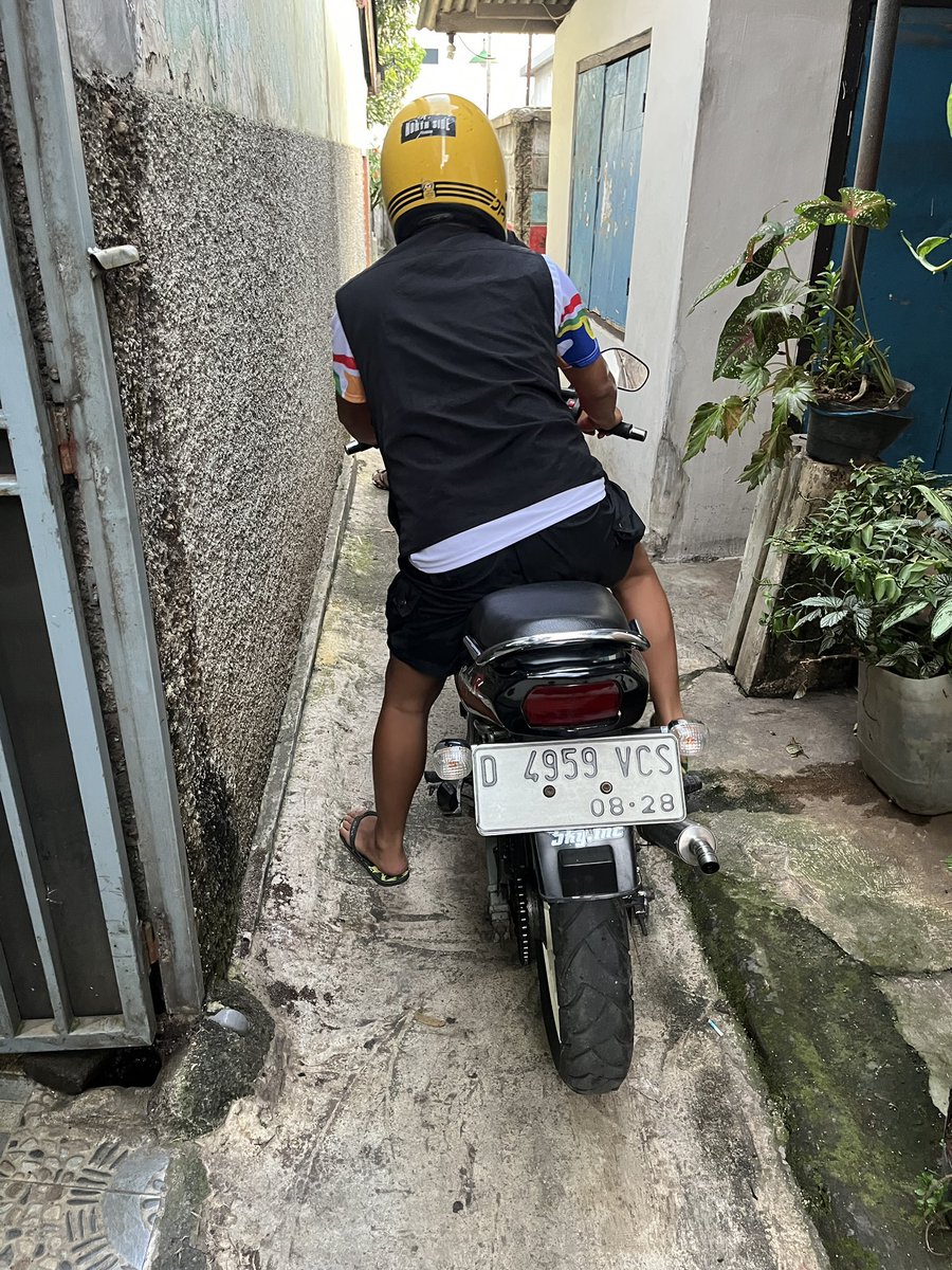sixjuneee's tweet photo. Sedih gini motor impian di lepas setelah 7 taun menemani 😭
Tapi ya karena keadaan harus ikhlas semoga ada rezeki lain lagi 😭🥲 https://t.co/fpKHBASuZ6