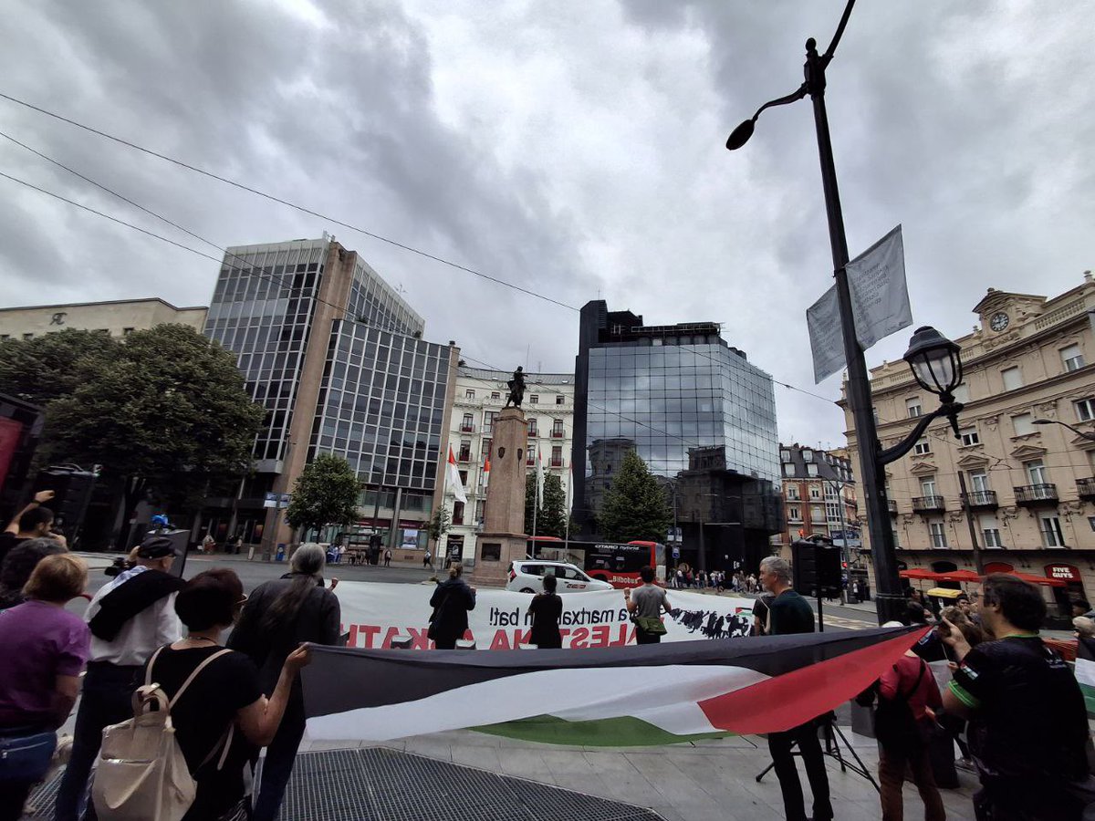 🇵🇸 GAZARA MARTXAREKIN BAT egiteko kontzentrazioa egin da Bilboko Plaza Zirkularrean. Israelek eragindako genozidioa eta Egiptoren laguntza salatzeaz gain, bertan dauden euskal ekintzaileekiko elkartasuna adierazi da. 

#JarraiDezagunPalestinazHitzEgiten
#GenozidioaSTOP