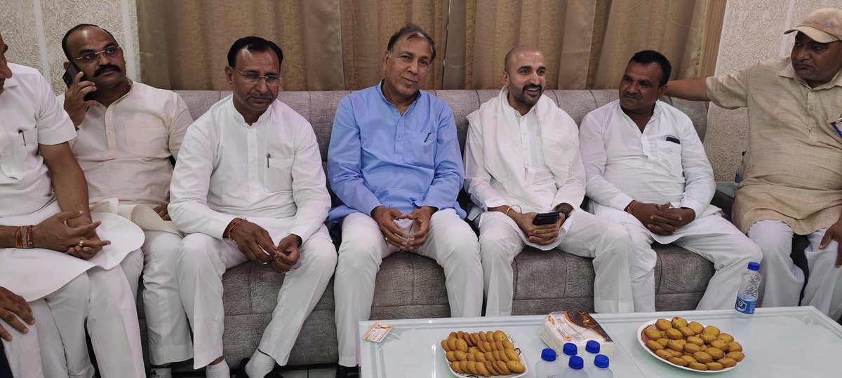 संगठन सृजन अभियान के तहत सशक्त संगठन एवं जिलाध्यक्ष की नियुक्ति को लेकर, एआईसीसी ऑब्जर्वर श्री जगदीश जांगिड़ जी संग, हिसार जिले के विधानसभा हल्का हिसार शहरी तथा उकलाना में कांग्रेस पार्टी के मुख्य कर्मठ कार्यकर्ताओं से, बतौर प्रदेश पर्यवेक्षक मुलाकात करते हुए विस्तृत चर्चा की!