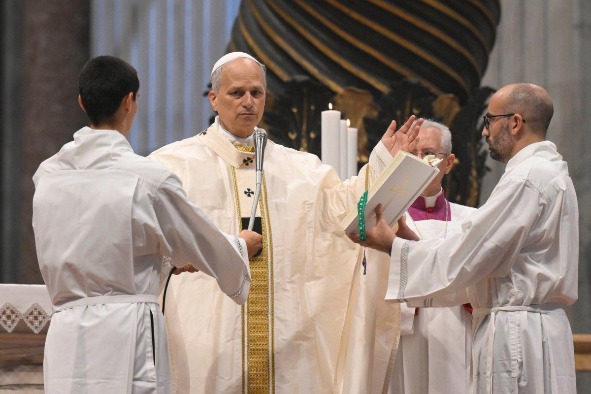 "A sabedoria divina se revela na Santíssima #Trindade, e a sabedoria sempre nos conduz à verdade." #PapaLeãoXIV na #homilia da Solenidade da Santíssima Trindade, com os participantes do Jubileu do Esporte.
vaticannews.va/pt/papa/news/2…