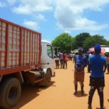 maliactu's tweet photo. #Koulikoro sous le Choc : Le Responsable Financier de la #COMANAV, Broulaye Traoré, Décède Tragiquement dans un Accident le 11 Juin !
La ville de Koulikoro est en deuil suite à un tragique accident survenu ce mercredi 11 juin 2025. M. Broulaye TRAORÉ, chef de division finance à la comptabilité de la COMANAV, a perdu la vie après que sa moto a violemment percuté un camion-benne stationné sur l'axe Souban - lycée Pie XII. Le choc a été fatal, et son décès a été constaté sur place par les agents de la protection civile, avant que son corps ne soit transporté à la morgue de l'hôpital régional.
La disparition brutale de cet homme, unanimement décrit comme dévoué, sympathique et très apprécié, laisse un grand vide à la COMANAV de Koulikoro. Son inhumation a eu lieu ce jeudi 12 juin 2025, accompagnée par une foule nombreuse. Ce drame est un rappel douloureux de l'importance de la prudence routière et soulève des questions sur le stationnement des véhicules lourds en bordure de route. Nos pensées vont à sa famille et à ses proches. C'est une perte immense pour la communauté.
Partagez ce message pour sensibiliser aux dangers de la route ! 👇
#Koulikoro #AccidentMortel #SécuritéRoutière #COMANAV #Mali #Deuil #Tragédie
La Rédaction