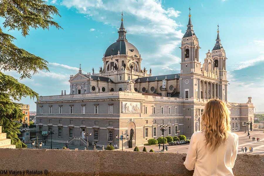 Te proponemos un paseo por el corazón de #Madrid que conecta monumentos, barrios con alma y rincones gastronómicos únicos. 
Descubre MADRID en 3 DÍAS: con nuestro itinerario 👉 omviajesyrelatos.com/madrid-en-3-di…