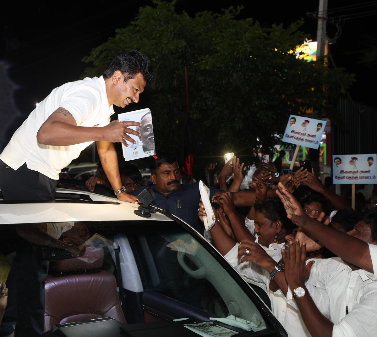 Udhaystalin's tweet photo. அரசு மற்றும் கழக நிகழ்ச்சிகளில் பங்கேற்பதற்காக இன்றைய தினம் தேனி மாவட்டத்துக்கு வருகை தந்த போது, தேனி மற்றும் ஆண்டிப்பட்டி கனவாய் அருகே உற்சாக வரவேற்பு அளித்த தேனி தெற்கு மற்றும் வடக்கு மாவட்டக்கழக நிர்வாகிகள் - இளைஞரணியினர் - மகளிர் - தொ.மு.ச-வினர் - பொதுமக்கள் - முத்தமிழறிஞர் கலைஞர் அவர்களின் உயிரினும் மேலான அன்பு உடன்பிறப்புகள் அத்தனைப் பேருக்கும் என் அன்பையும், நன்றியையும் தெரிவித்துக் கொள்கிறேன்.
@IPeriyasamy_ @CumNRamaksinan @ThangaTamilselv @GprMadurai