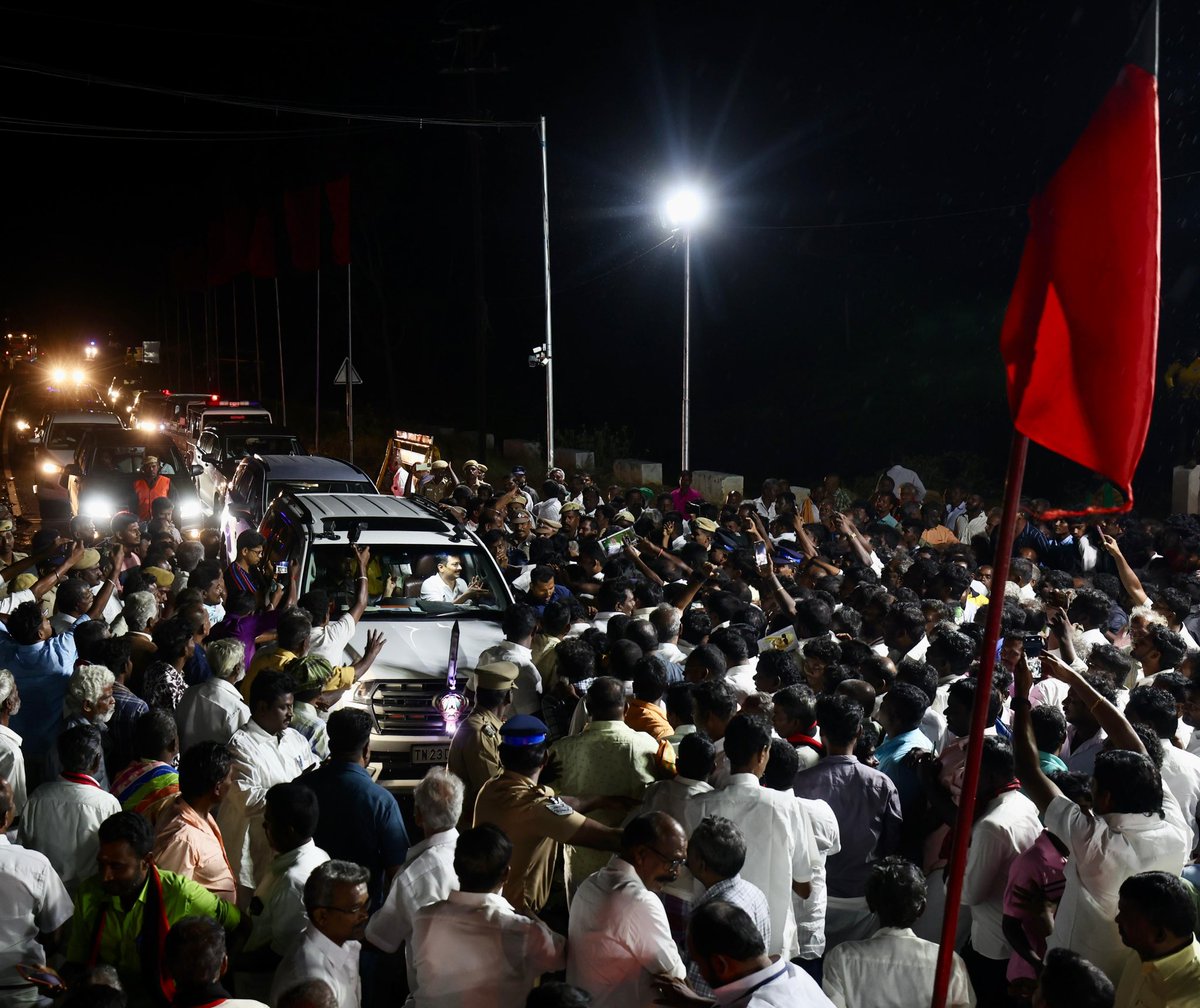 Udhaystalin's tweet photo. அரசு மற்றும் கழக நிகழ்ச்சிகளில் பங்கேற்பதற்காக இன்றைய தினம் தேனி மாவட்டத்துக்கு வருகை தந்த போது, தேனி மற்றும் ஆண்டிப்பட்டி கனவாய் அருகே உற்சாக வரவேற்பு அளித்த தேனி தெற்கு மற்றும் வடக்கு மாவட்டக்கழக நிர்வாகிகள் - இளைஞரணியினர் - மகளிர் - தொ.மு.ச-வினர் - பொதுமக்கள் - முத்தமிழறிஞர் கலைஞர் அவர்களின் உயிரினும் மேலான அன்பு உடன்பிறப்புகள் அத்தனைப் பேருக்கும் என் அன்பையும், நன்றியையும் தெரிவித்துக் கொள்கிறேன்.
@IPeriyasamy_ @CumNRamaksinan @ThangaTamilselv @GprMadurai