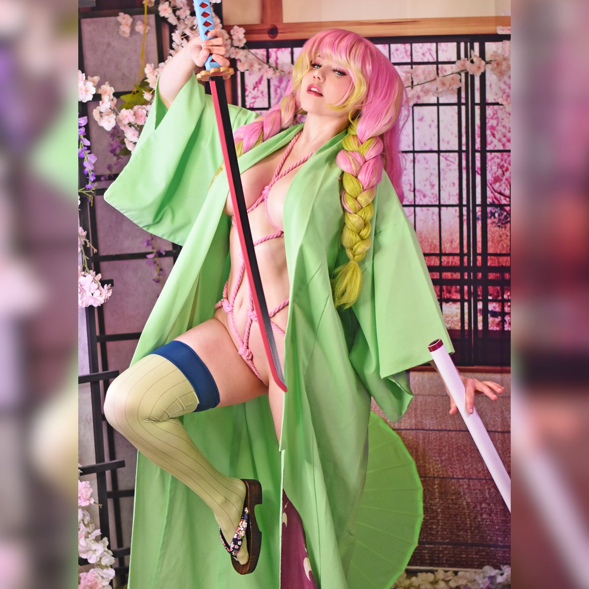 kobaebeefboo's tweet photo. 🍡🌸 mitsuri kanroji 🌸🍡 wishing all the dads out there a very happy father's day!💕 mooah! #mitsuri #mitsurikanroji #demonslayer #mitsuricosplay #cosplay #cosplayer #cosplaygirl #shibari https://t.co/CsX3lMd6SK