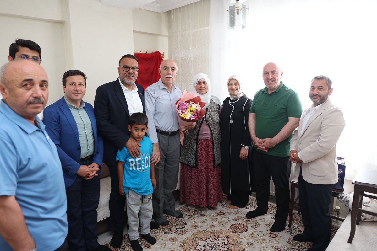 “Babalar Günü “ vesilesiyle Şehit Hasan Sebahattin Dündar'ın babası Mehmet Dündar amcamızı hanesinde; 

İlçe Başk. Köksal Şakar, Belediye Başk. Muzaffer Bıyık, Kadın Kolları Başk. Sevgi Takan ve teşkilat mensuplarımız ile birlikte ziyarette bulunduk.