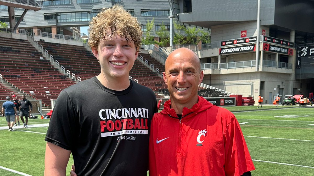 Six Star Football | PLUS+ (@sixstarfootball) on Twitter photo EVENT COVERAGE | Wide Receivers & TEs Impress at Cincinnati Prospect Camp
📍Cincinnati, OH🗓️June 1
🔥Nation's best shine at WR & TE at big CINCY camp
📖Scouting Reports + Standouts
STORY:▶️sixstarfootball.com/article/122129/
<a href="/BilinskiNoah/">Noah Bilinski WR 2027</a> <a href="/brody_close/">Brody Close</a> <a href="/BrandonAdamsjr/">Brandon “BJ” Adams Jr(2027)</a> <a href="/ethanbearcole/">ethancole</a> EVENT COVERAGE | Wide Receivers & TEs Impress at Cincinnati Prospect Camp
📍Cincinnati, OH🗓️June 1
🔥Nation's best shine at WR & TE at big CINCY camp
📖Scouting Reports + Standouts
STORY:▶️sixstarfootball.com/article/122129/
<a href="/BilinskiNoah/">Noah Bilinski WR 2027</a> <a href="/brody_close/">Brody Close</a> <a href="/BrandonAdamsjr/">Brandon “BJ” Adams Jr(2027)</a> <a href="/ethanbearcole/">ethancole</a>