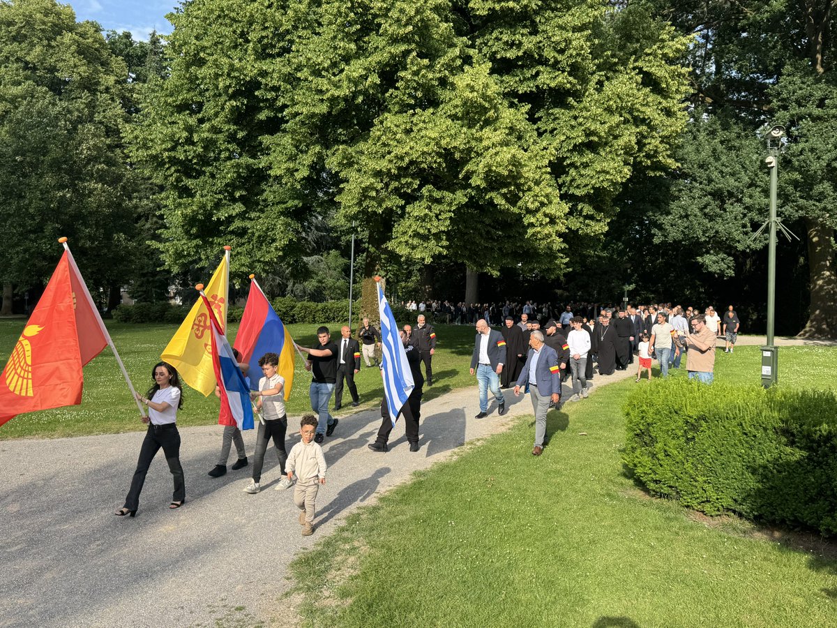 Onder aanvoering van vlaggendragers, sprekers, geestelijken en genodigden richting het Volkspark

#Seyfo1915 #genocide1915 #Arameeërs #Suryoye #Aramäer #Syriac #Aramean #Araméen #Aramaic #Aramees #Suryoyo