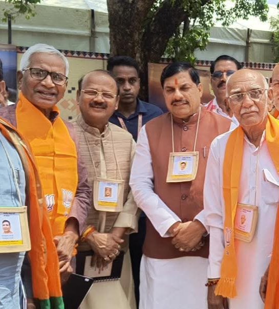 Dilip__jaiswal's tweet image. आज पचमढ़ी में भारतीय जनता पार्टी मध्यप्रदेश द्वारा आयोजित तीन दिवसीय सांसद-विधायक प्रशिक्षण वर्ग के द्वितीय दिवस के सत्र में माननीय मुख्यमंत्री Dr Mohan Yadav जी के साथ सहभागिता की।

#DrMohanYadav #BJP4MP  #BJPLeadership #dilipjaiswal #dilipjaiswalkotma #DilipJaiswalBJP