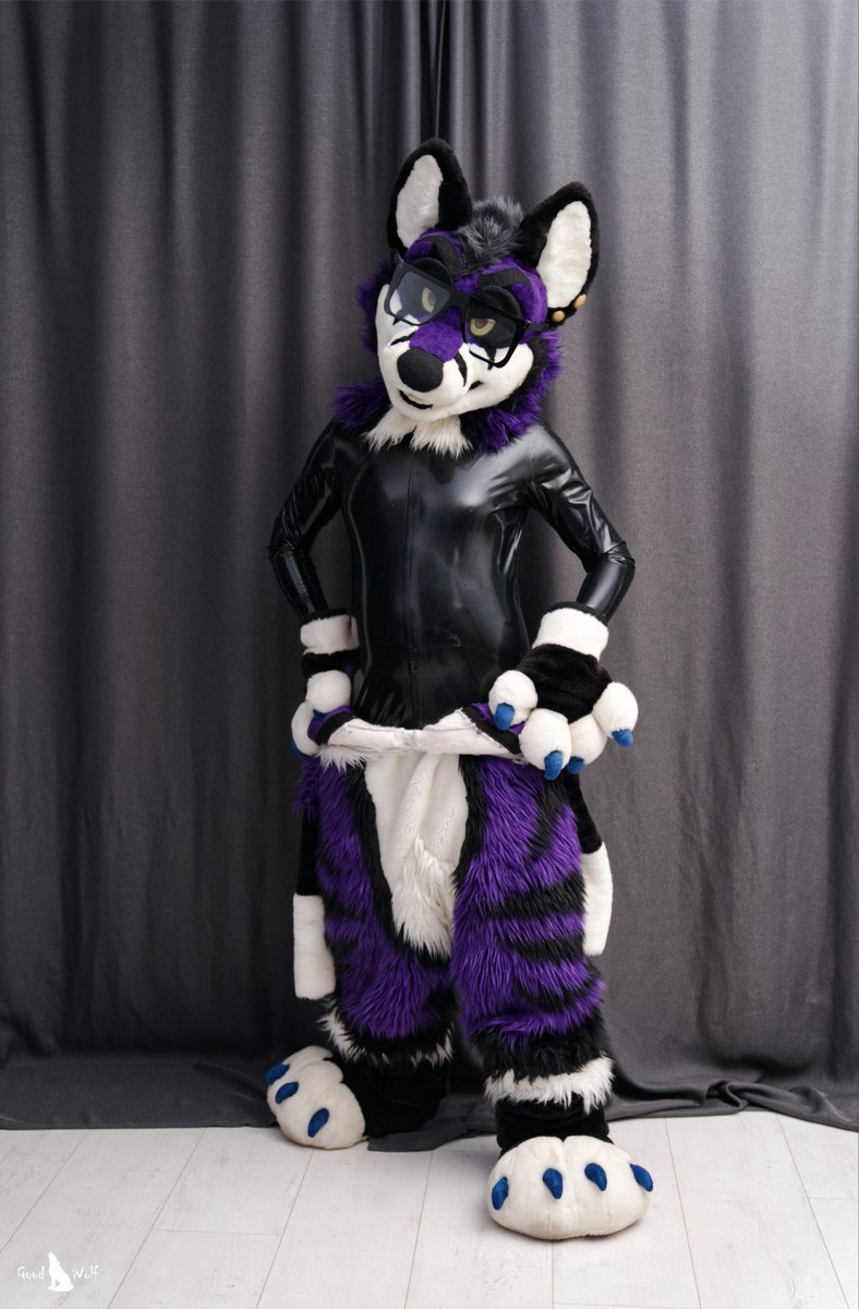 Shedded a bit for #InternationalDayOfLatex :P  

📸<a href="/GoodWolfSK/">GoodWolf</a> 
#latex #latexfur #ShinySunday