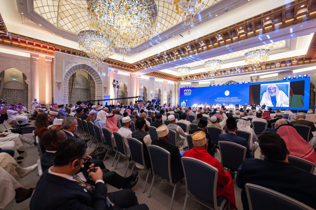 MWLOrg's tweet photo. الأُولى من نوعها في التاريخ الإسلامي بإمضاء علماء الأمة، حاملةً الخيرَ للتنوع المذهبي كافة، منطلقةً من مهد الرسالة الإسلامية بمكة المكرمة، وبرعاية كريمة من لدن #خادم_الحرمين_الشريفين الملك سلمان بن عبدالعزيز آل سعود ملك المملكة العربية السعودية "حفظه الله":
"وثيقة بناء الجسور بين المذاهب الإسلامية"، حاملةً في مضامينها وأهدافها أمل الأمة وطموحها الكبير.