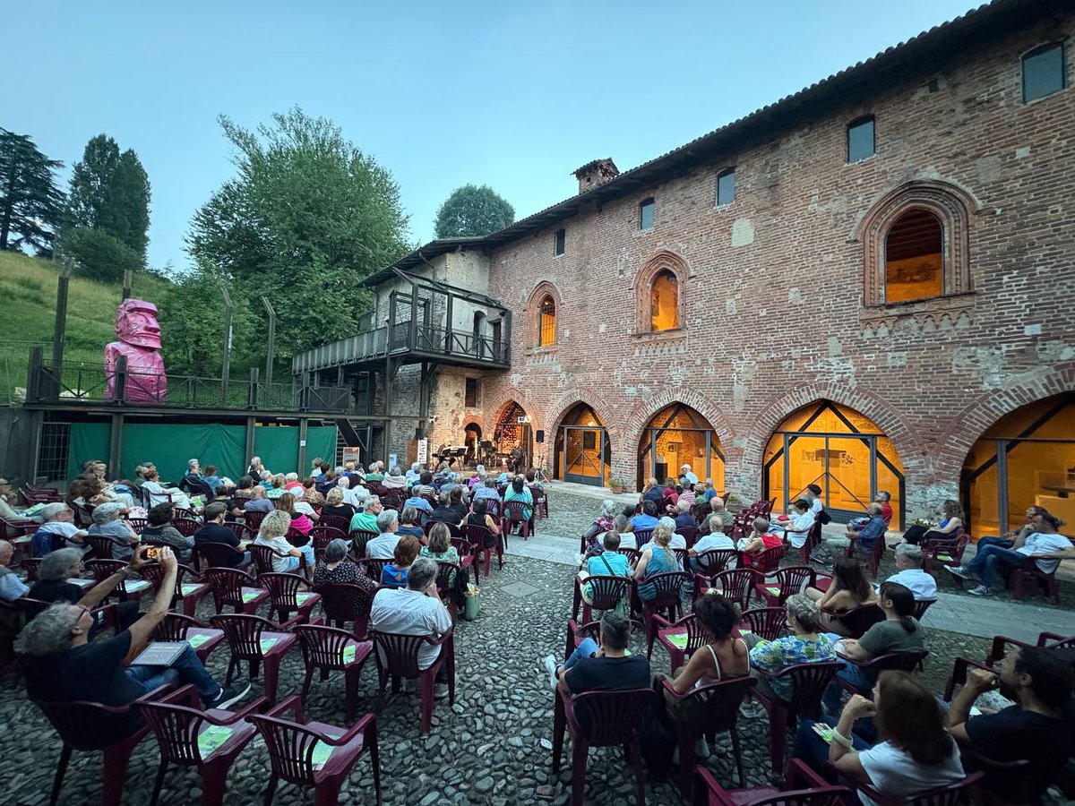 ComuneCastOlona's tweet photo. #News alcune foto di venerdì 13 giugno, di uno degli appuntamenti più suggestivi di Castiglione Olona: la 20ª edizione di “Musica nelle Residenze Storiche” con il concerto "SUR LE FIL" del Trio "Mal d’Estro". - Continua a leggere: https://t.co/u4WIUQBlFL

 #CastiglioneOlona https://t.co/9tecqnHL5v