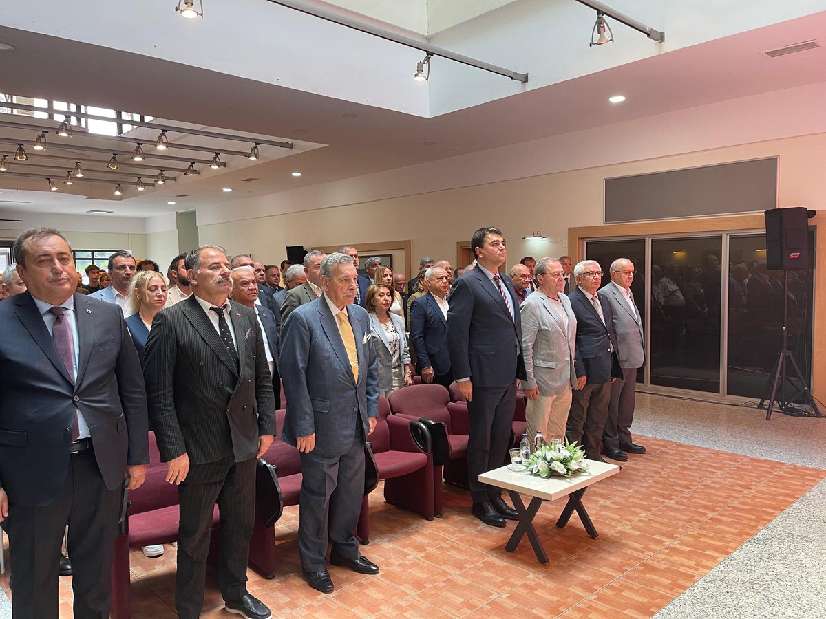 Babalar gününde bizler için en büyük hediye kuşkusuz evlatlarımızın mutluluğu. 
Derdimiz onlar mutlu olsun, refah içerisinde yaşasın, namerde muhtaç olmasın, mülakat adı verilen bir garabetle hakları yenmesin, emekleri iktidarın heveslerine zayi edilmesin umutları tükenmesin,