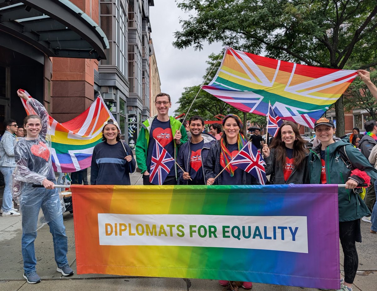 UKinBoston's tweet photo. Flying the rainbow flag high with our diplomatic colleagues at the Boston Pride Parade! 🏳️‍🌈🏳️‍⚧️
The UK 🇬🇧 is proud to stand in solidarity with LGBT+ communities worldwide. #GreatLove #DiplomatsForEquality 🇬🇧🇩🇪🇲🇽🇨🇦🇳🇱🇮🇪 https://t.co/mBXd7yxazg