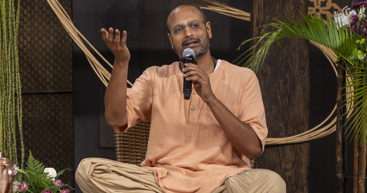 SadhguruAcademy's tweet image. In every Sadhguru Academy program, the Isha Panel is asked the same question in different ways: “How does Isha do it? How do you pull off global scale events and Movements with volunteers?” Swami Ullasa, Swami Sukhada, @MOUMITASENSARMA  and Saurabh Jain, all veteran volunteers…