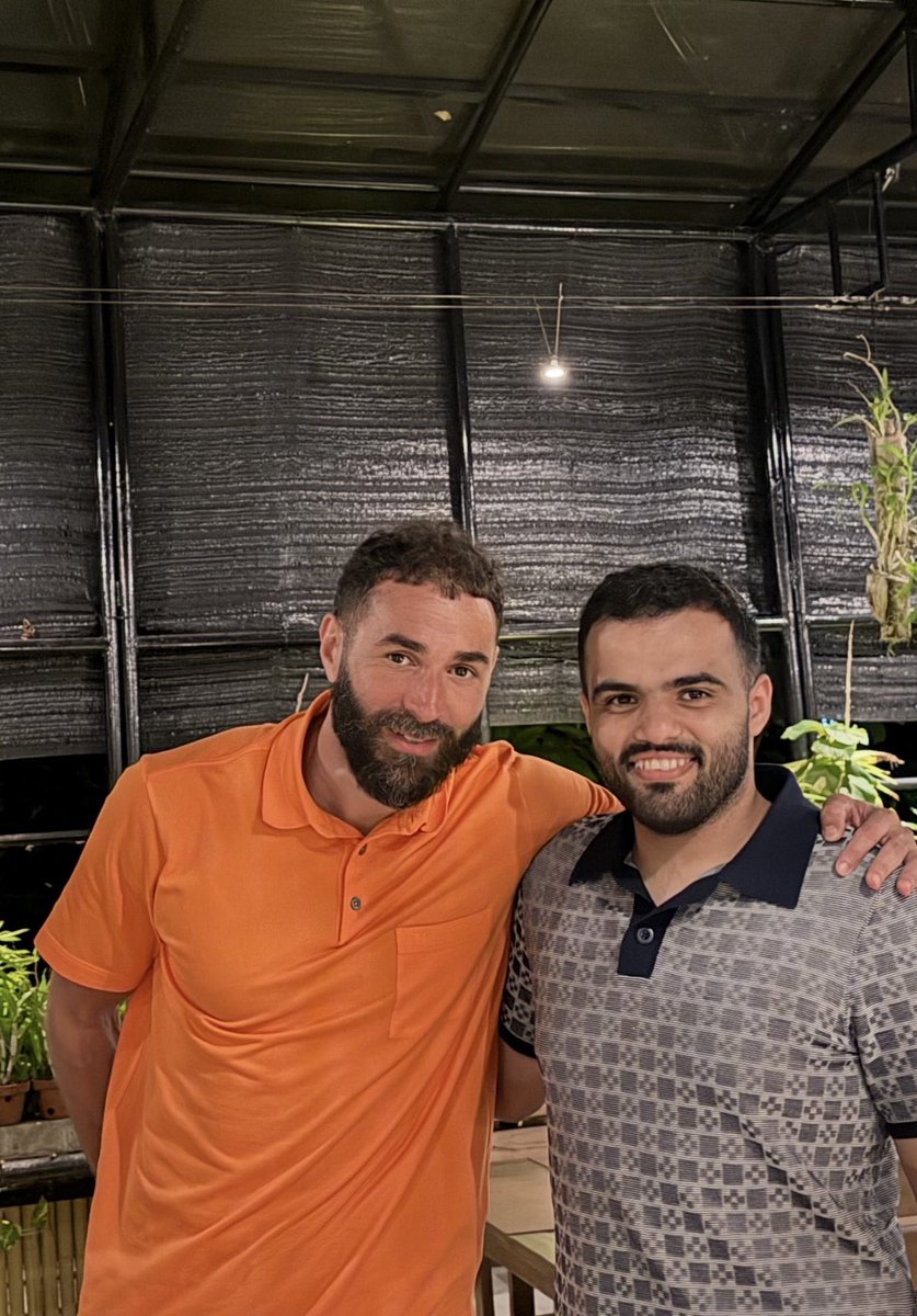 لاعب عظيم، قائد تاريخي، مهاجم اسطوري 
لكن قبل ذلك شخص ودود🤍

صدفة جميلة في ليلة جميلة .. مع أحد أفضل مهاجمين اللعبة في تاريخها KB9 .