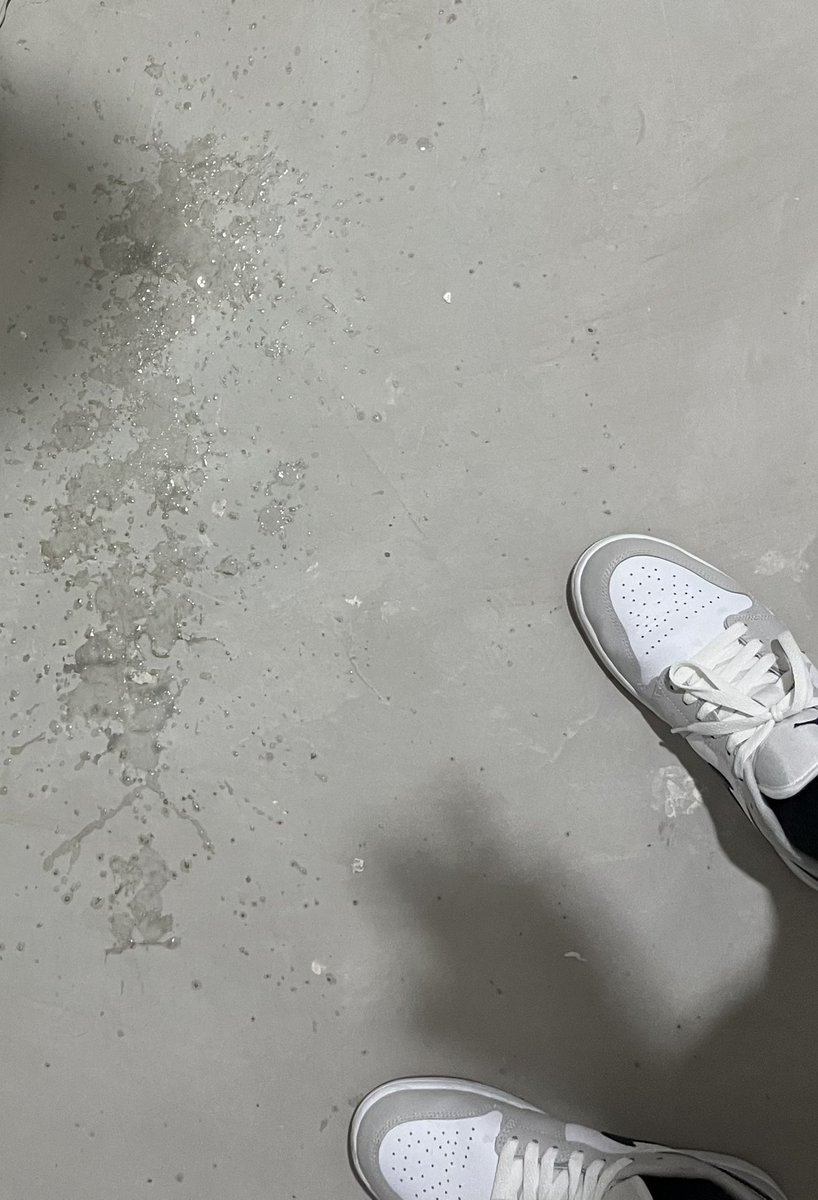 骚狗第一次在楼道被玩牛子，十分钟不到就排出了这么一大摊狗精🙄🙄🙄