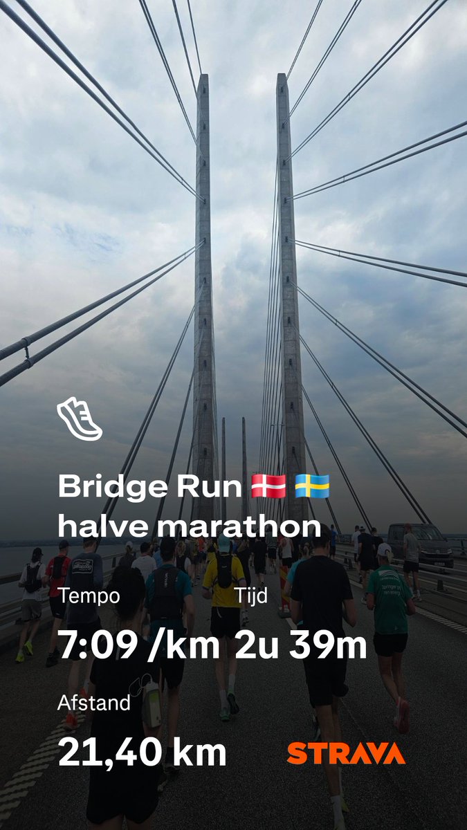 jurgenkoevoets's tweet image. Ik liep vandaag mijn eerste halve marathon, tijdens de Bridge Run. Op de Øresund brug tussen Kopenhagen en Malmö. Een debuut op een iconische plek!! @loopmaatjes strava.app.link/gTOINm5VdUb