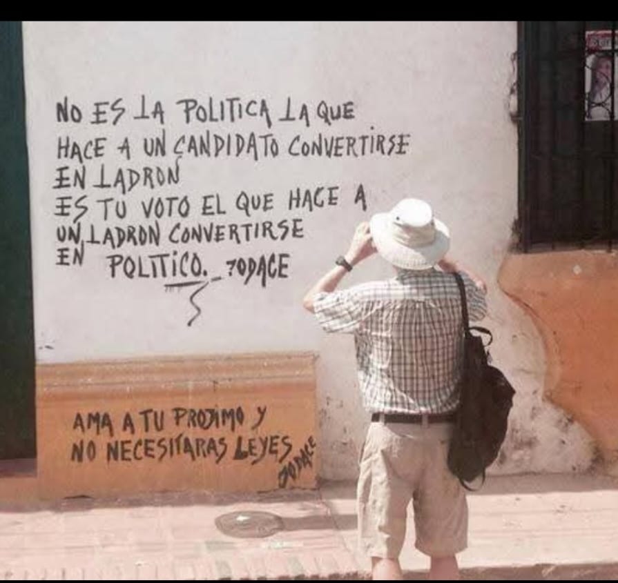 El pueblo debe aprender a no votar a ladrones, que luego se convierten en políticos. Debe votar a políticos con vocación de servicio.