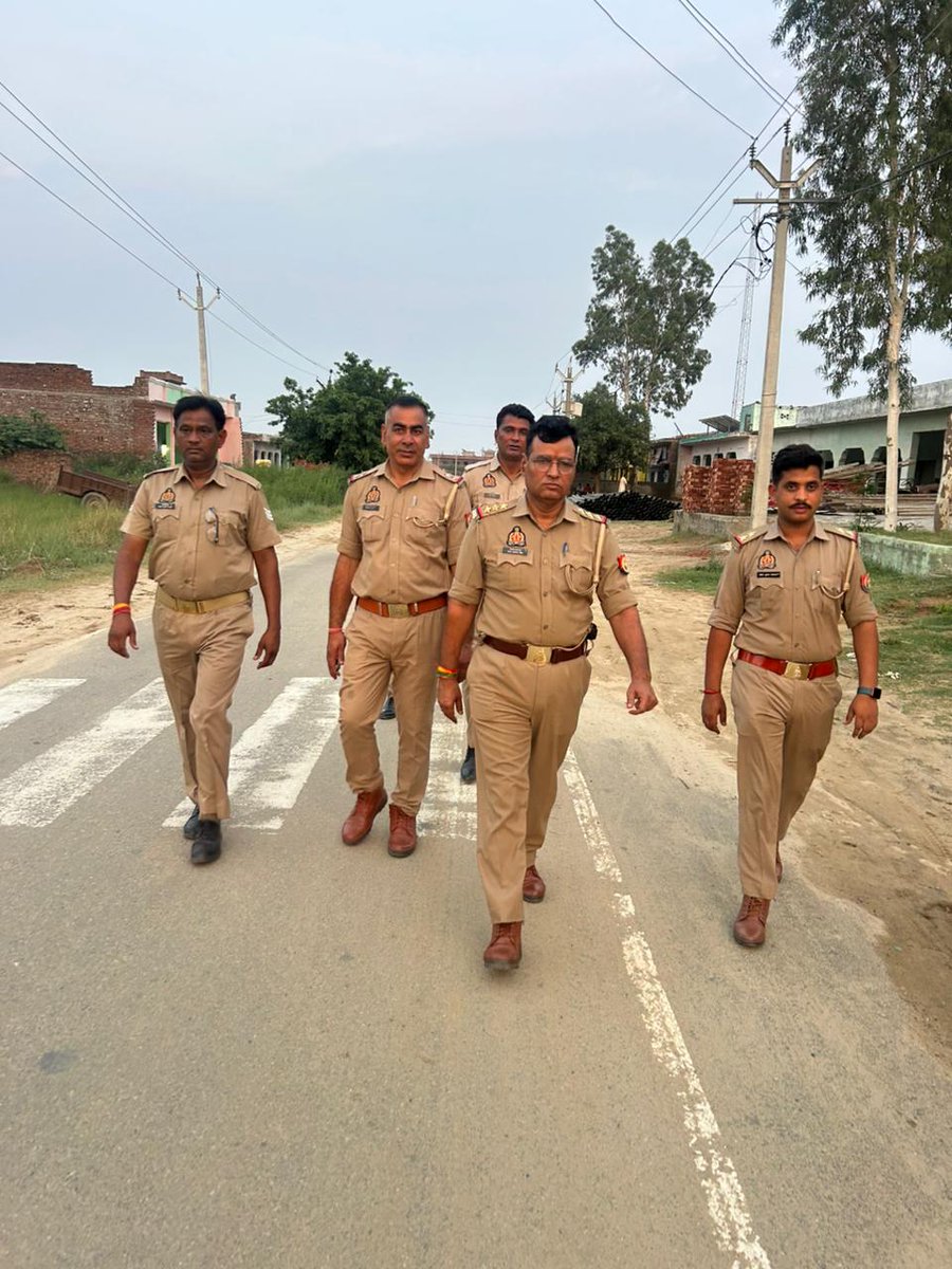 itchindi's tweet image. &quot;पुलिस आपकी मित्र है!&quot;
थाना केला देवी प्रभारी सत्य प्रकाश सिंह ने आज पैदल गश्त के दौरान जनता से संवाद कर सुरक्षा का भरोसा दिलाया।
📍कैला देवी चौराहा से कैलमुंडी रोड तक
#जनता_की_पुलिस #SambhalUpdates
@Uppolice 
@DmSambhal @sambhalpolice