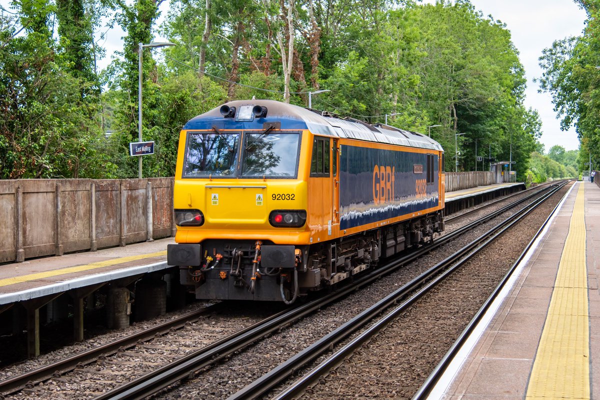92032 “IMechE Railway Division” passes East Malling on Wednesday lunchtime working 0M92 1259 Dollands Moor (Gbrf) to Crewe T.M.D. (E)…
