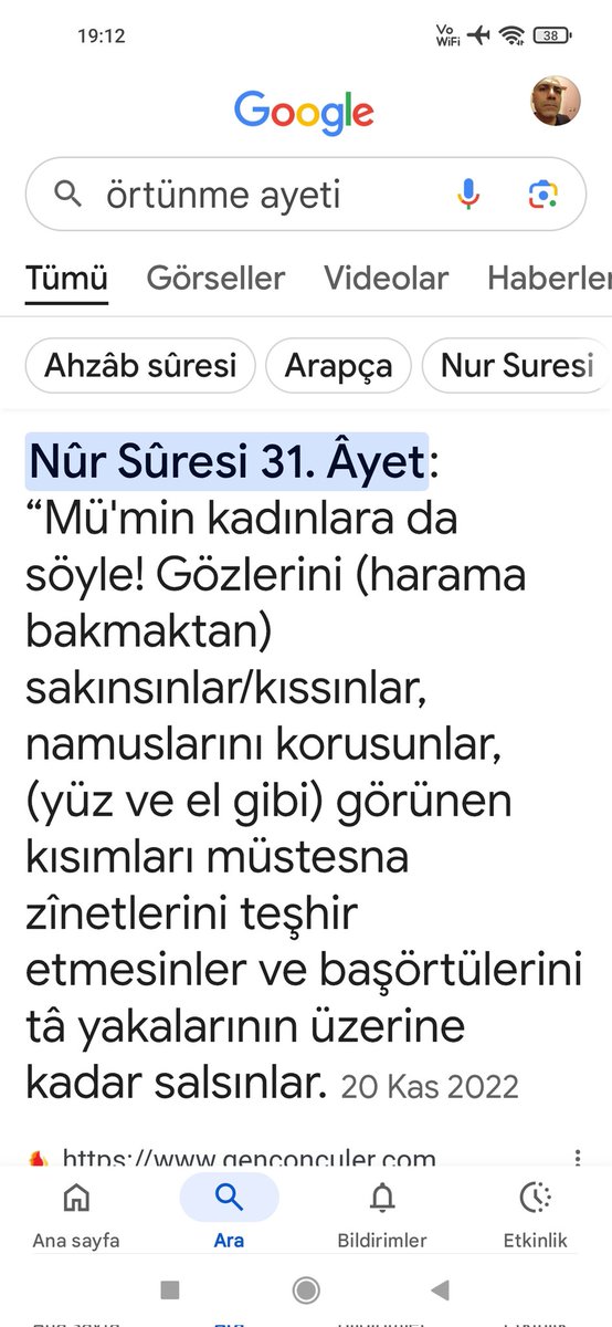 ÖRTÜNME AYETİ VAR. EL VE YÜZ GÖRÜNEBİLİR DİYOR. BAYANLAR İLLEDE TESETTÜRDE DEĞİL. ALTA. BİRAZ BOL KOT PANTOLONDA GİYEBİLİRLER.  VE BAŞÖRTÜSÜ , YÜZ GÖRÜNEBİLİR.  AYETTİR , KİM BU ŞEKİLDE GİYİNİRSE. ALLAHIN  RIZASINI KAZANMIŞ OLUR. DİNDE ZORLAMA YOK. İNSAN KENDİ AMELİNİ DÜŞÜNMELİ.