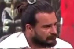surnabus's tweet photo. Bugün @HakanHatipoglu moderatörlüğünü hiç beğenmedim. Sanki cenazede gibiydi. Bir şampiyonun hikayesi böyle sunulmaz. Zamanında Adem bu sene şampiyon olursa en iyisi olacak diyen Hakan bugün farklı konuşup sürekli Ademle alakalı olumsuz yorumları ve konuları gündeme getirmeye çalıştı. Adem'e o kadar soru sorduk bir tanesini bile sormadı. Poyraz olayını soracağım dedi o konu da konuşulmadı. Tüm yayın şu şekil programı sundu. BU ŞEKİLDE PROGRAM SUNULMAZ ! 

#survivorpanorama #survivor2025