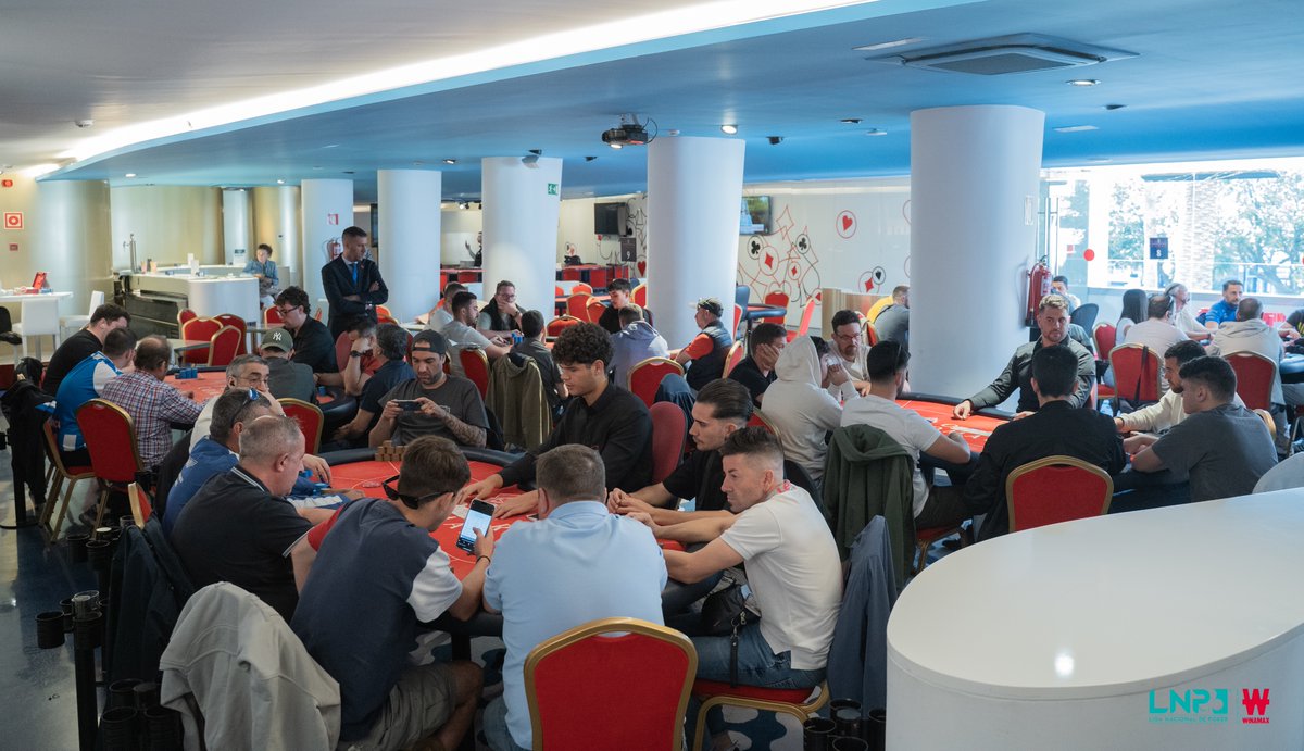 CNP_POKER's tweet photo. 🔴 Jornada definitiva en la Liga Nacional de Poker Winamax💙❤️ en @casinoscomar A Coruña
👥 3️⃣0️⃣ Jugadores en la lucha por lel Trébol ♣️ de la séptima etapa de la LNPW
⏳Nivel 16, ciegas 3000/6000(6000)
🔴También en juego el TORNEO DE CLAUSURA con 👥 1️⃣8️⃣ jugadores de inicio en el primer nivel.
@copagpoker