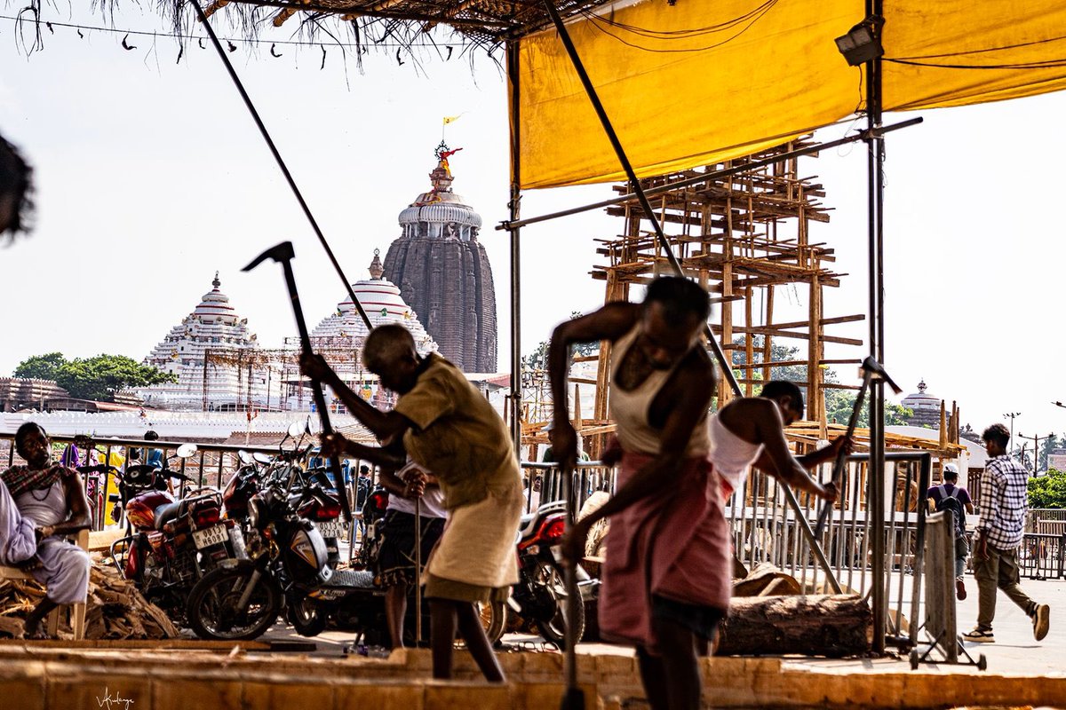 arvindpadhee's tweet photo. The chariot-making process for this year's Ratha Jatra has been so beautifully captured by IAS colleague, @Vijaykulange. May Mahaprabhu bless him! https://t.co/JhHPygXZGi