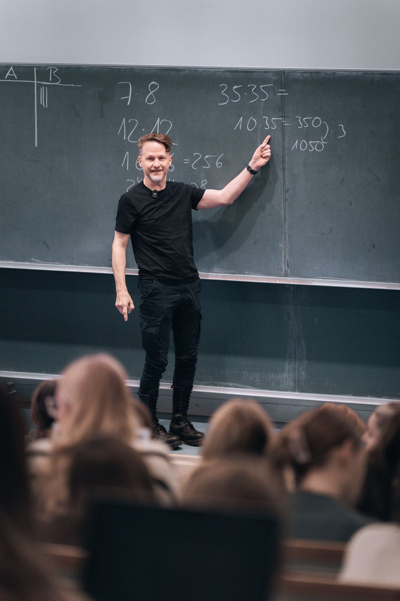 Hast du Lust, mit uns ein wenig Kopfrechnen zu üben? Dann kommt doch direkt virtuell zu uns in den Hörsaal am Dienstag, 17. Juni, um 10:15 Uhr live auf Twitch
👉 twitch.tv/cspannagel 
#mathe #uni #schule #lehramt #twlz #twittercampus