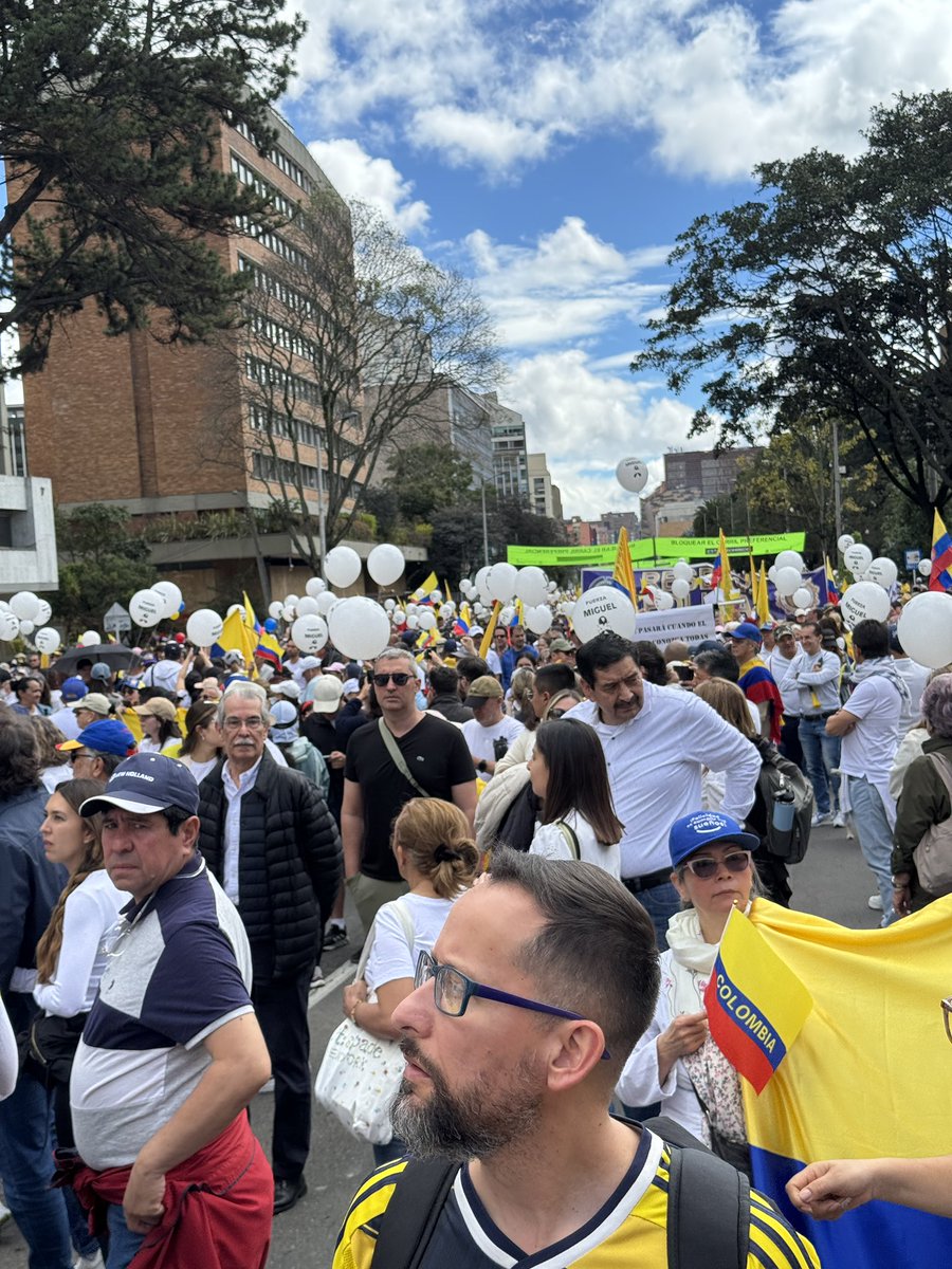 DanielSamperO's tweet photo. Ríos de gente en Bogotá en la #MarchaDelSilencio https://t.co/WUsOlthb8F
