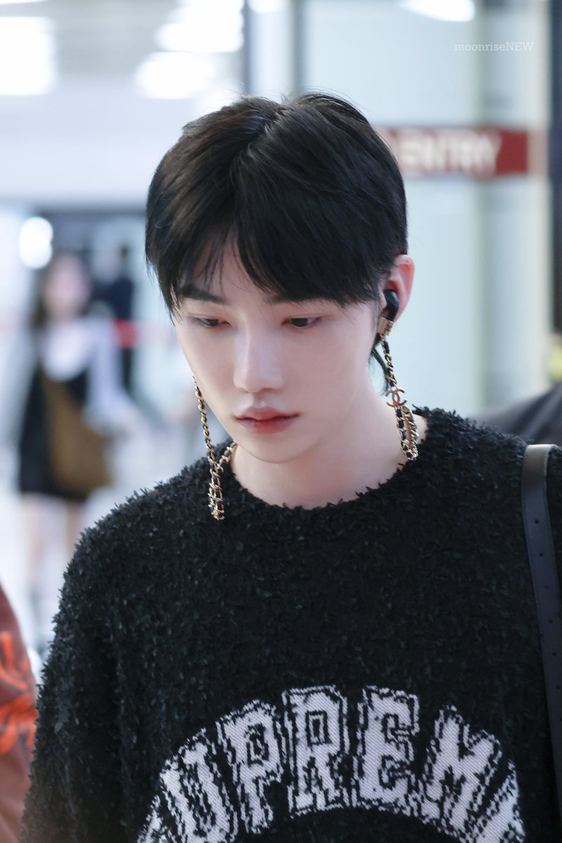 250615 GMP 🛬
까만밤 보내 오늘도♥︎
#최찬희 #뉴 #NEW #더보이즈 #THEBOYZ