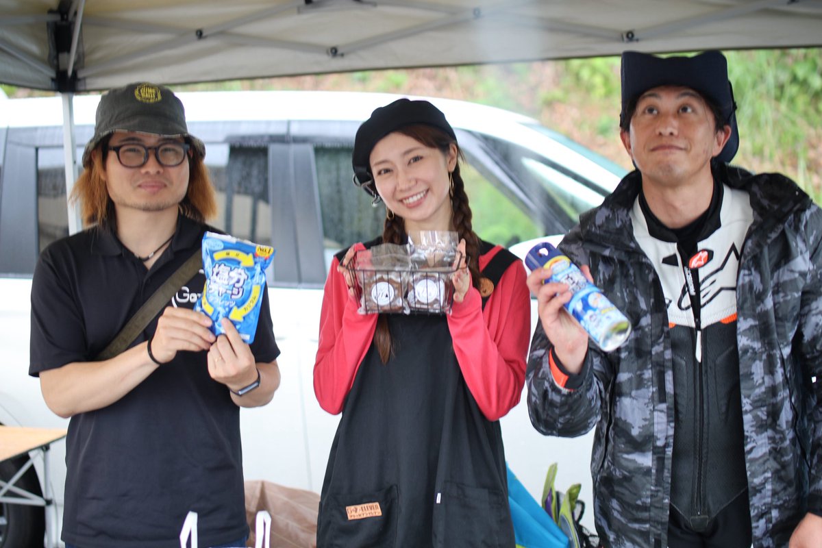 hiro_kiyo3's tweet photo. 熱い戦いのさなか、
美味いケーキとコーヒーに癒され、、、
監督(美女)に癒され、、
こんな観戦スタイルでスミマセンw
スリーショット有難うございました🙇♂️
@paint_happyend
@lisakns
@stringer_3106
@kakointegra
#go77 #go77s
#近畿スポーツランド
#全日本カブ耐久
#働くバイク8時間耐久 https://t.co/TXF23tqBfe